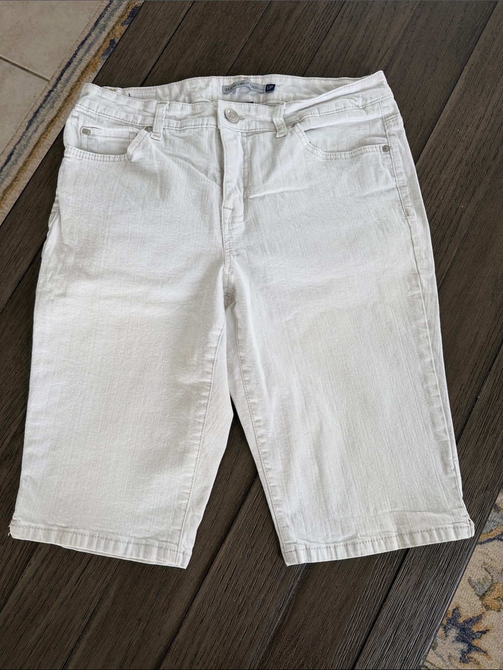 5/$20 Bandolino Blu size 10P ivory denim 5-pocket shorts, GUC